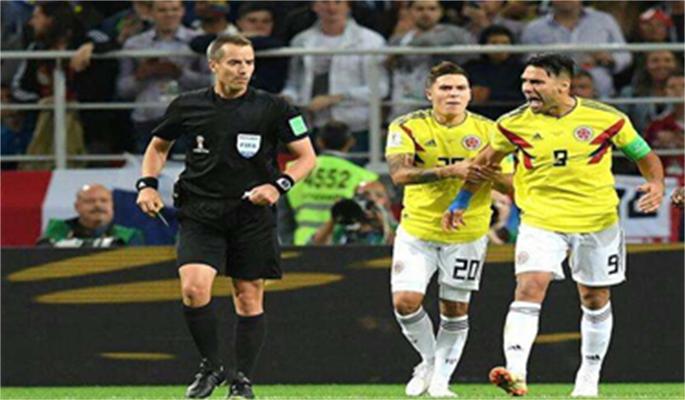 足球比赛球破了进球有效吗,足球比赛中球触及裁判员如何判罚