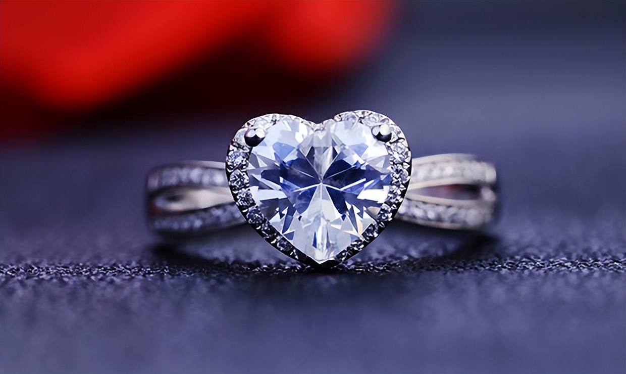 订婚钻戒一般多少钱,现在订婚一般买钻戒是什么价位