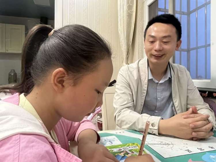 曾都东关学校老师,寻访好老师化身为小记者活动