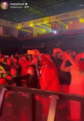 74岁马斯克妈妈来中国,穿国货超惊艳!为什么她越老越飒?