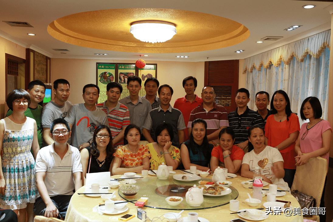 32位同学齐聚成都，点16道硬菜8瓶茅台，结账却傻眼了，为啥