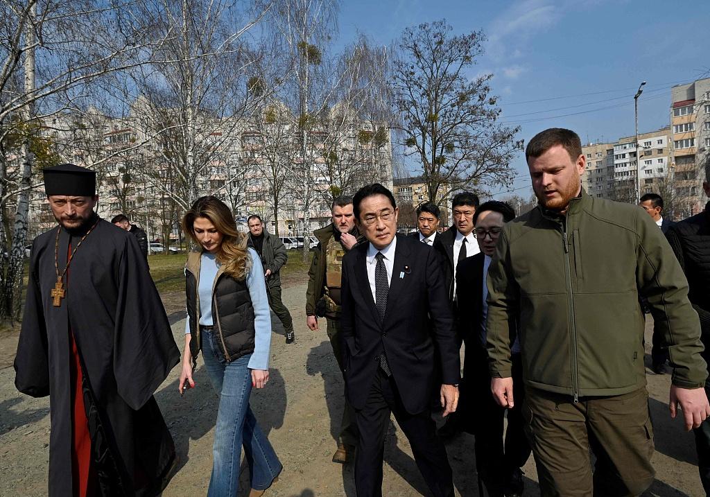 日本突然和西方闹分裂，高价购俄油，日媒劝乌克兰放弃顿巴斯