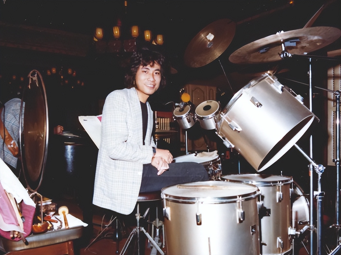 70岁香港摇滚教父夏韶声：情史胜过谢贤，与33岁女友只恋爱不结婚