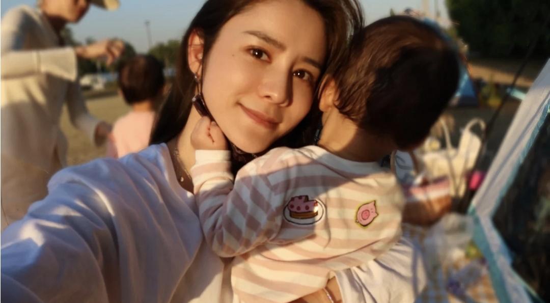 张馨月晒小公主照片,张馨月晒海边游玩照