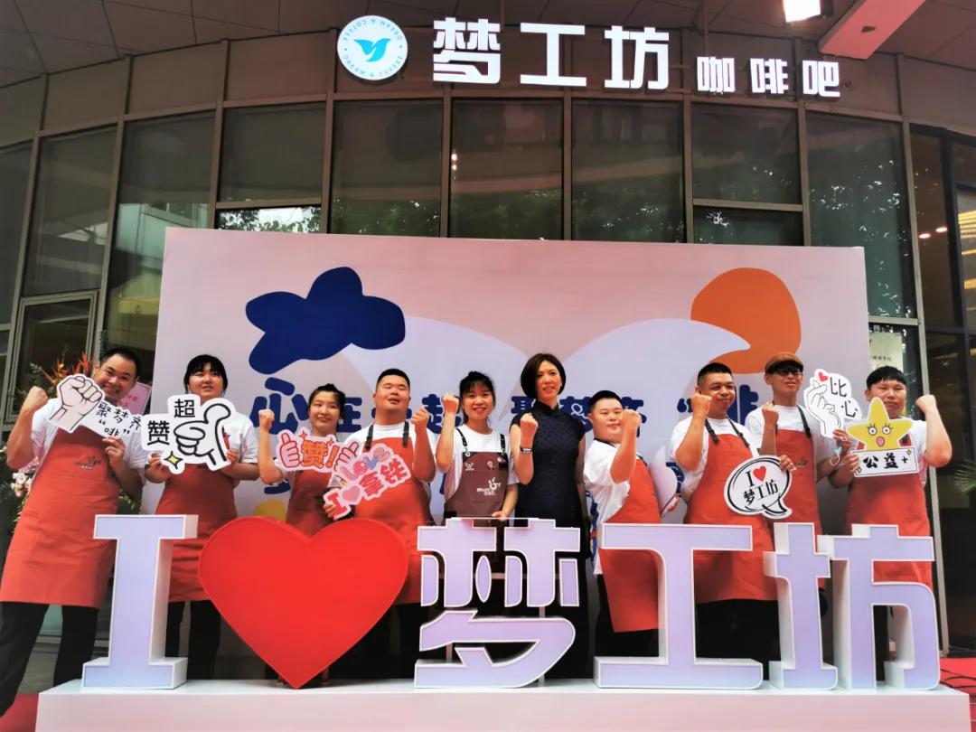 自闭症青年张知潇:“第一份工资,我买了安神补脑液给妈妈!”