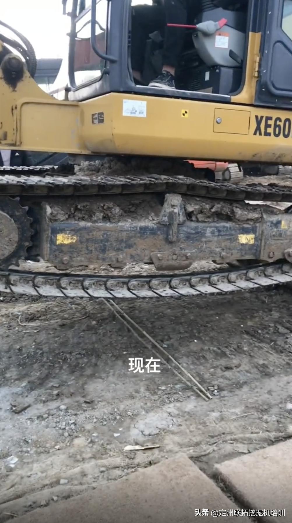 挖掘机跨障碍物教学视频,挖掘机单边过障碍物