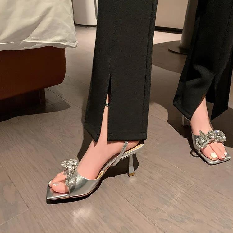 今年流行的细跟高跟鞋,今年最流行的秋季高跟鞋