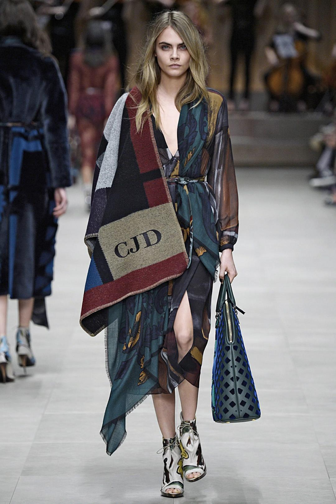 美女超模行为异常，蓬头光脚上飞机，吸食不明液体精神恍惚