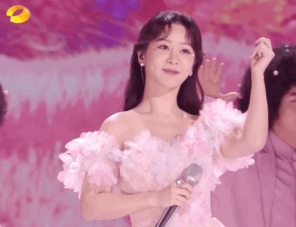 杨紫关晓彤跨年晚会造型,关晓彤2017年湖南跨年演唱会