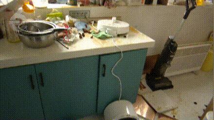 这可能是红烧肉最惊魂的一次！新买的压力锅炸了，厨房天花板碎一地