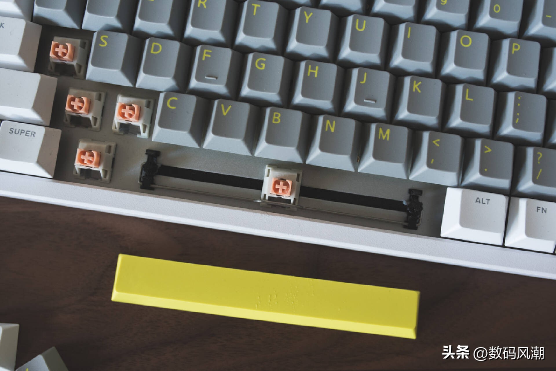 未来赛博美学,这会是客制化亲民的开始?IQUNIXQ66银迹上手详评