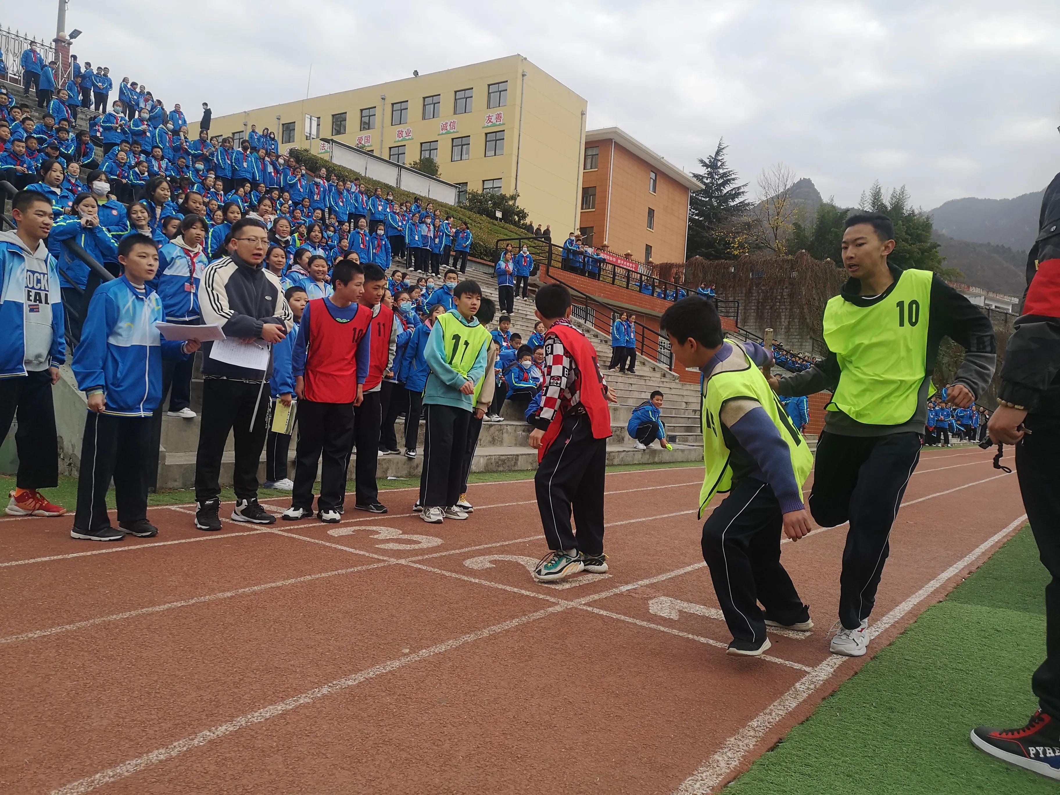 激烈的全班跑步比赛作文400字,激烈的接力比赛400字