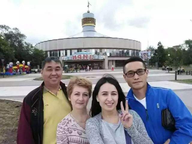 哈萨克斯坦美女爱上中国小伙，在恋爱中抓住跨国商机，他们赚大了