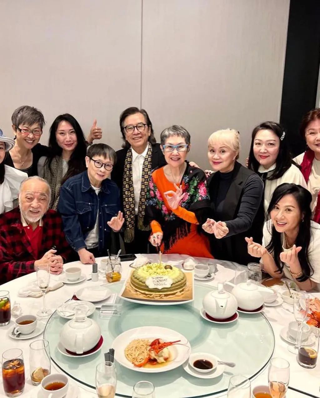 癌症也不能让他们分开，宠妻48年的姜大卫献吻为妻庆生