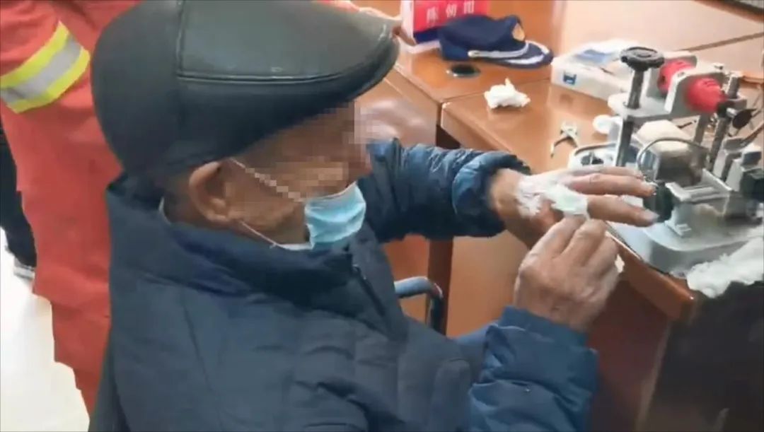 70岁老人戒指卡手原视频,老人戒指卡手指视频