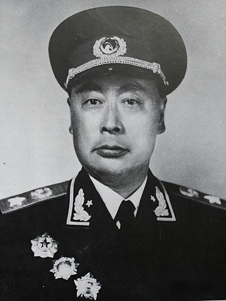 1955年十大元帅授衔，蒋介石指着陈毅对宋美龄说：这个人太厉害了