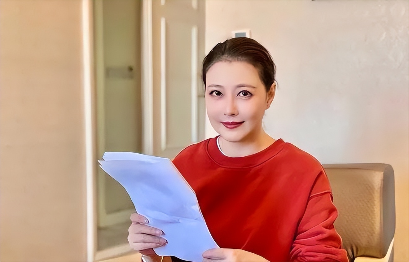 过气演员的窘况:县城忙走穴、直播用怪招,晚节不保,何必呢?