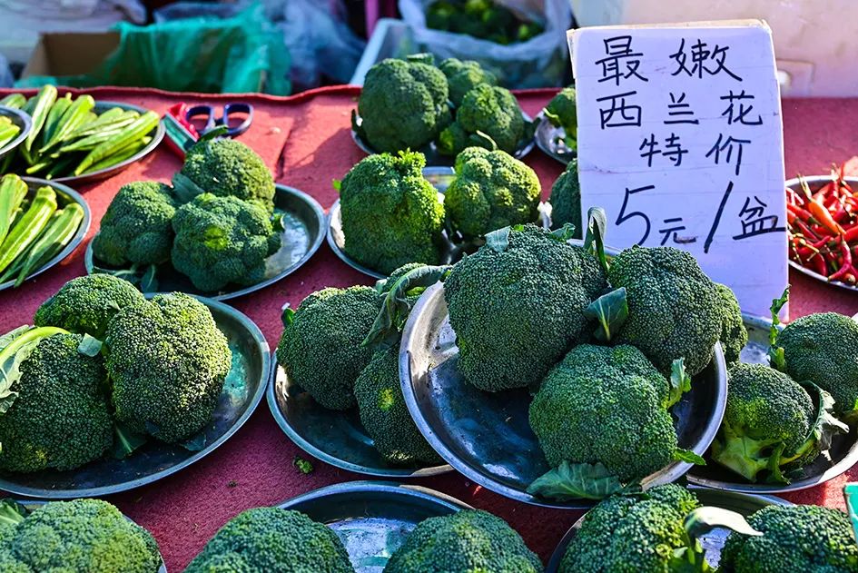 西山脚下的早市,闲逛最具人间烟火气的早市