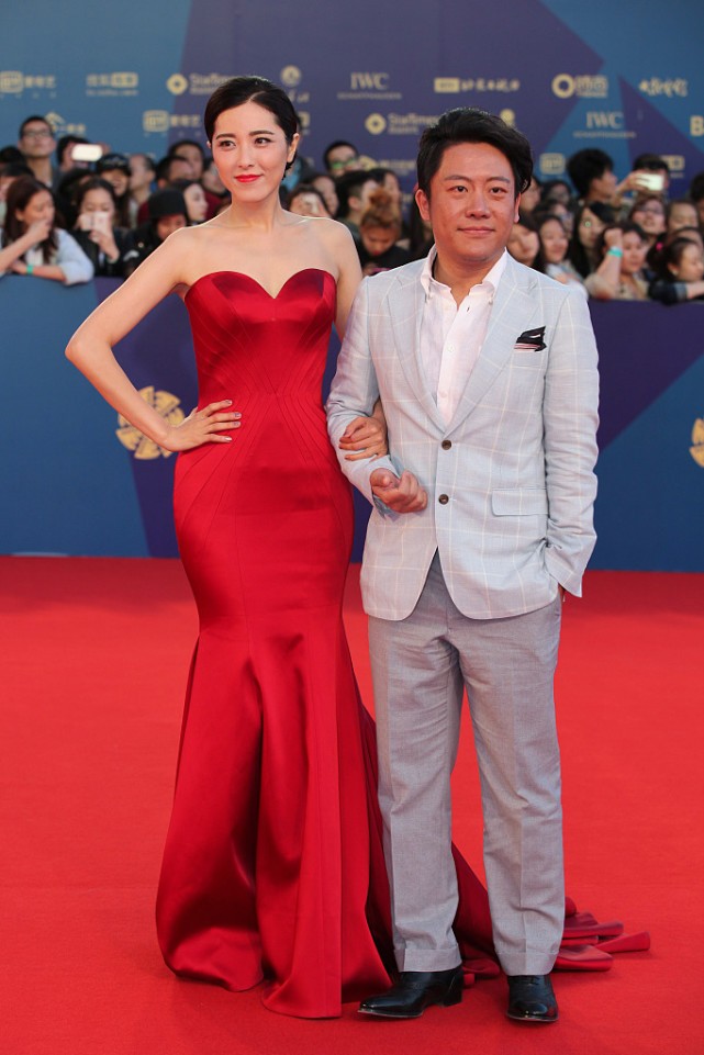 曾黎天蓝色高领毛绒大衣,曾黎棕色衣服黑色大衣