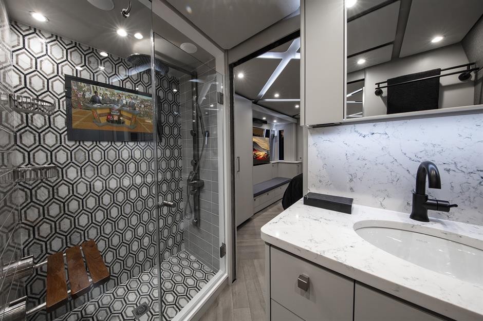 双层超豪华顶级房车旅行生活,最豪华房车和最简陋房车