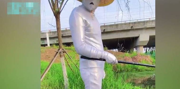 男子穿另类防晒服钓鱼原视频,男子穿防晒服钓鱼