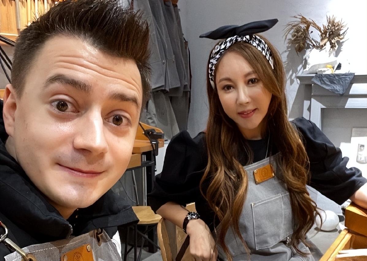 俄罗斯小伙靠喊“我爱中国”吸粉千万,娶大25岁韩国美女定居中国