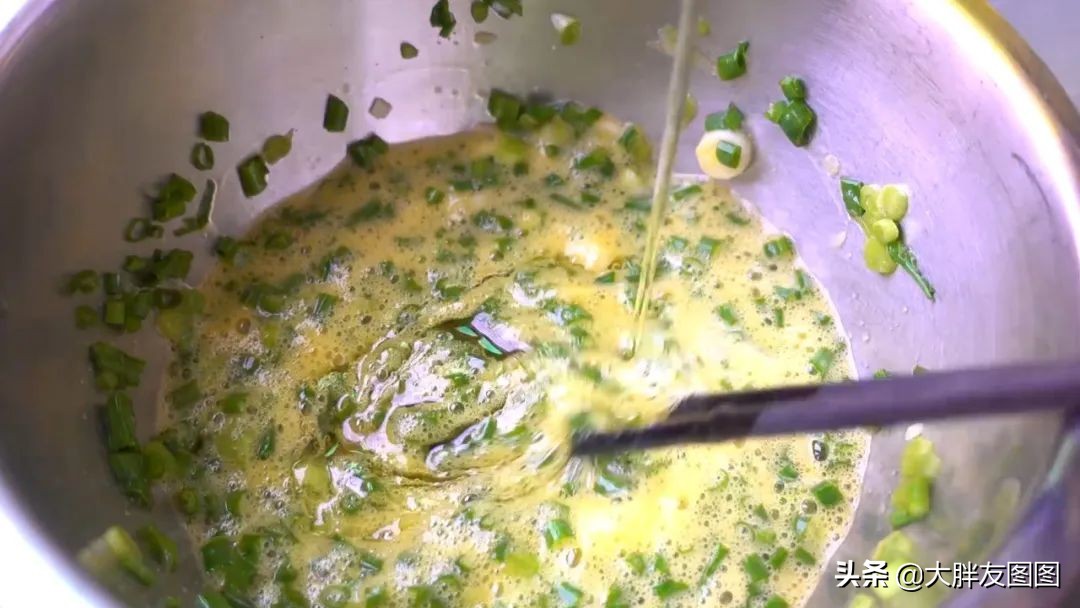 不需要揉面就能做出香喷喷的煎饼,手不沾面就能做的煎饼视频