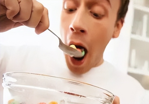 每天晚上吃得太饱容易发胖吗,早餐吃得太饱会不会导致发胖