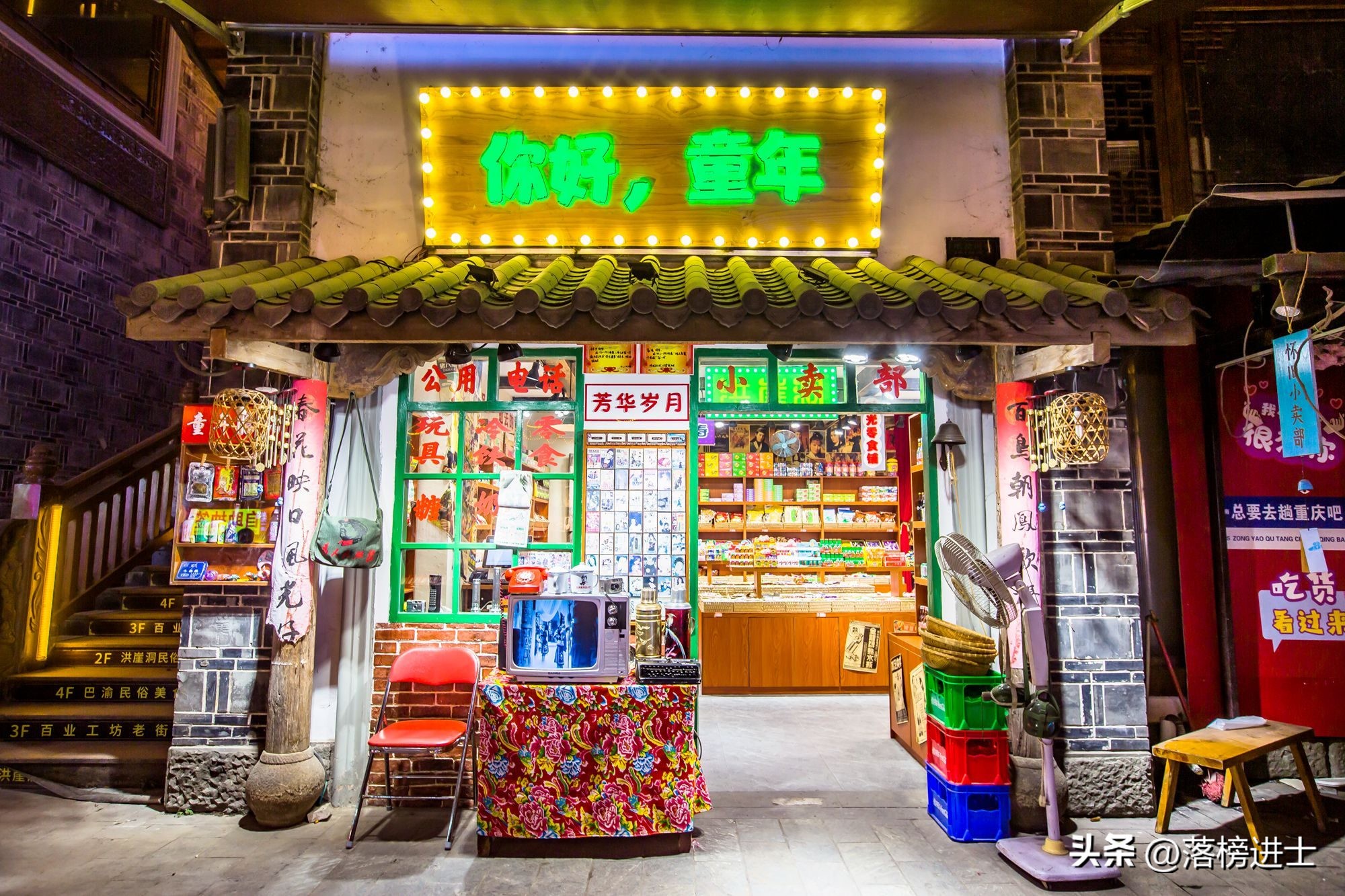 跟着我打卡最红地标重庆洪崖洞,打卡古重庆城门之一洪崖洞