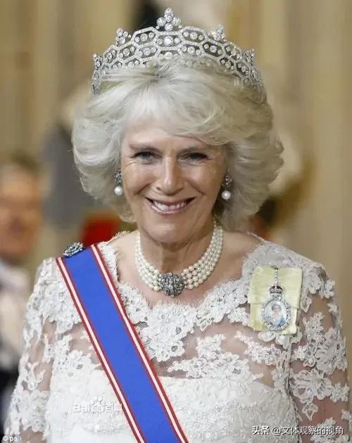 英国王后卡米拉年轻的时候,卡米拉如何获得英国女王的认可