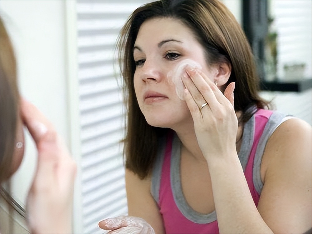 老人长老年斑很痒怎么办,白醋和红霉素软膏能去除老年斑吗