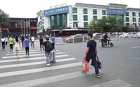 “三和大神”：每天混日结，为了口吃的，有人甚至会*身卖**份证