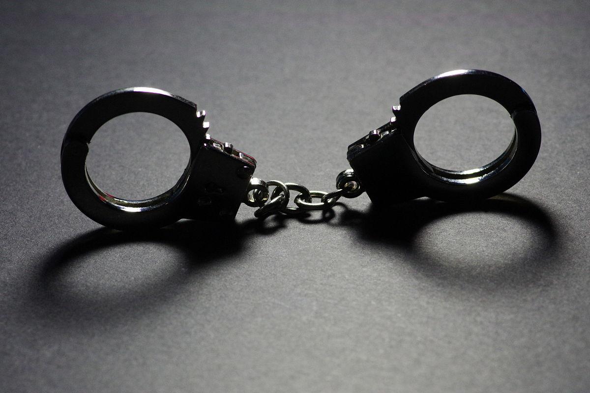 家人被抓到看守所不知道犯什么事,被关看守所10个月还没判刑怎么办