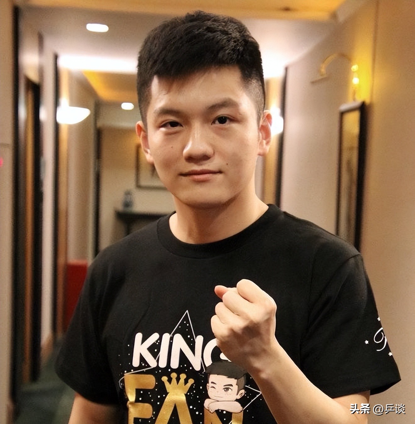 牌面大!樊振东26岁生日,足坛豪门皇马送全队签名球衣