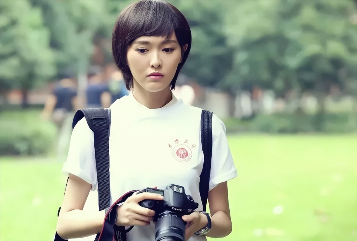 “花钱如流水”唐嫣：一个手机壳价值四万，她为何频穿假货走秀？