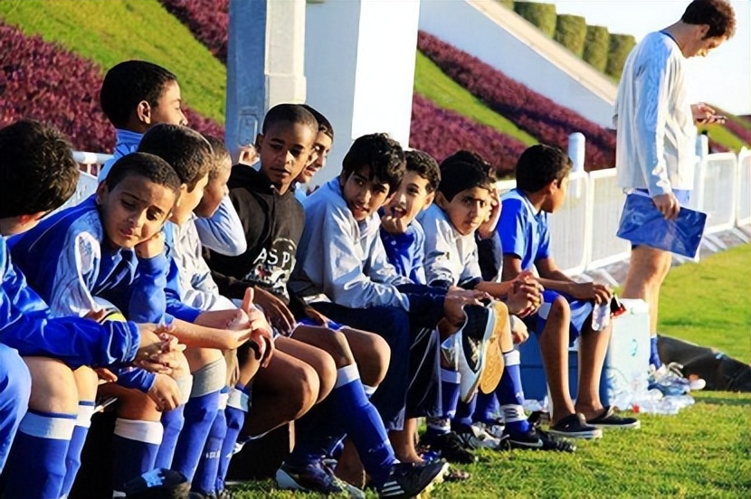 卡塔尔足球令人迷惑的操作,卡塔尔足球怎么变强