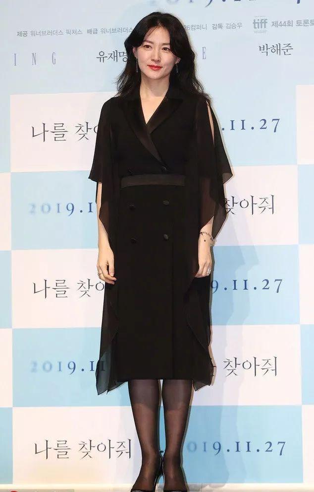 李英爱穿大衣图片,李英爱黄皮夹克配裙子穿搭