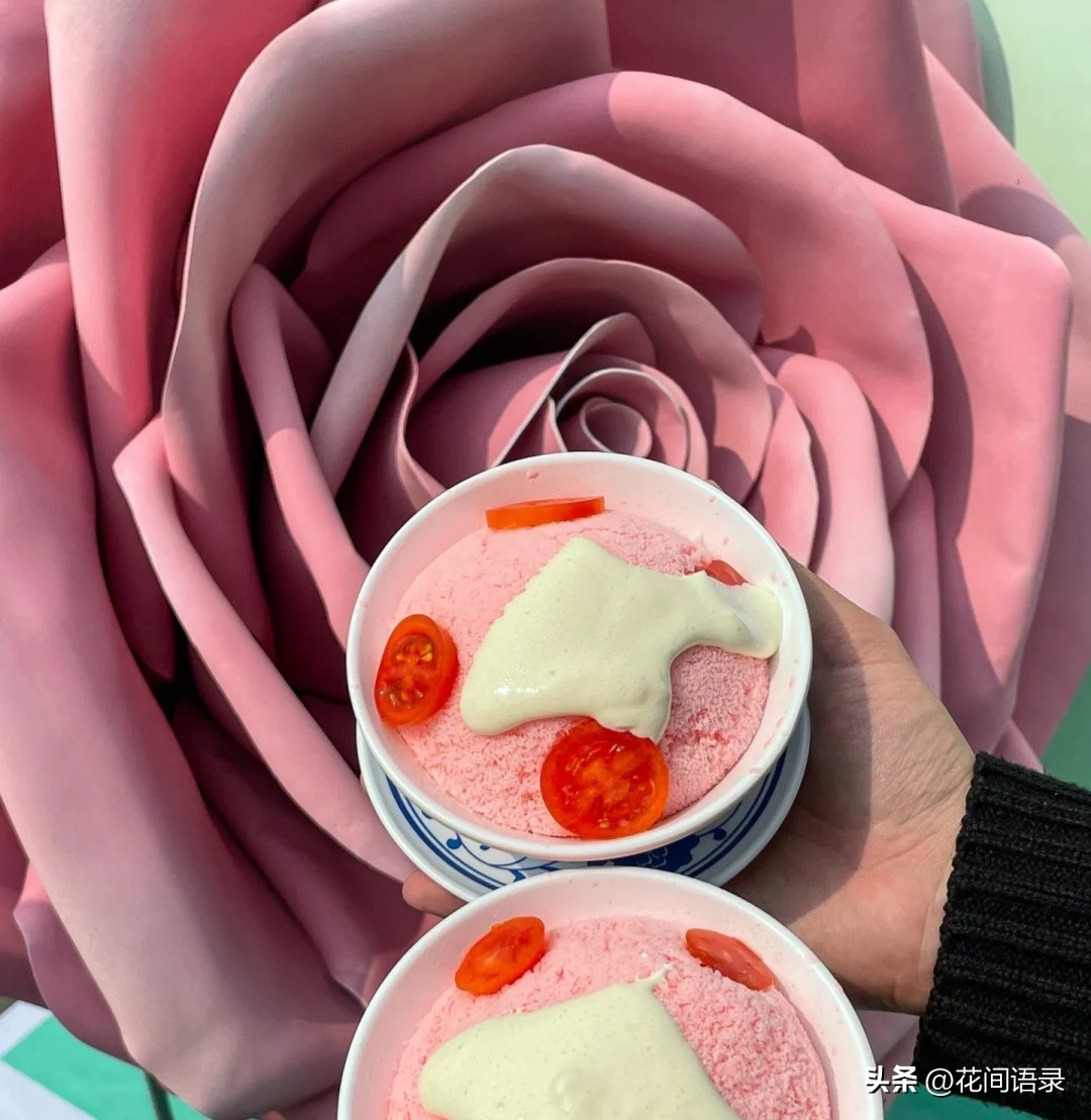 男子送四川女友巨型玫瑰花,小伙送玫瑰花给女友