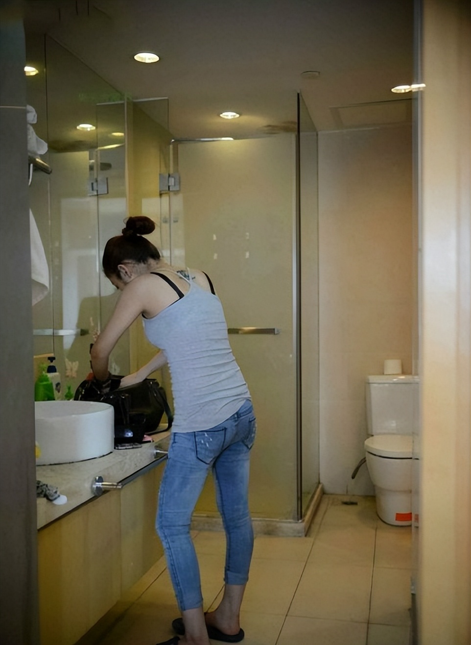 怎样用手机查酒店是否有摄像头,怎么去查酒店房间内有没有摄像头