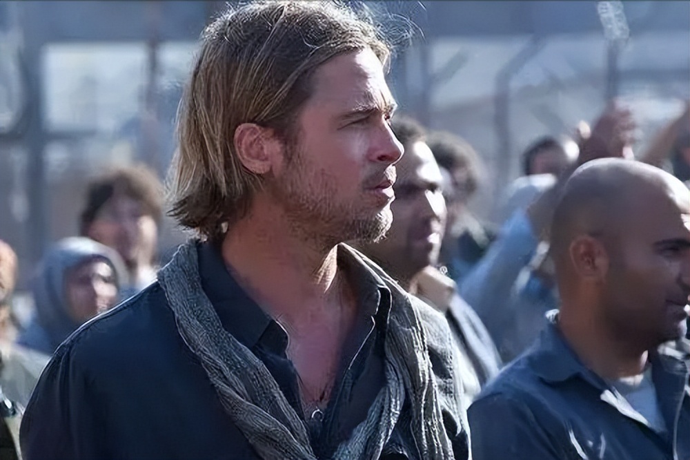 电影符码的空间词语性、再现形式的物象性，促使电影走向大众化