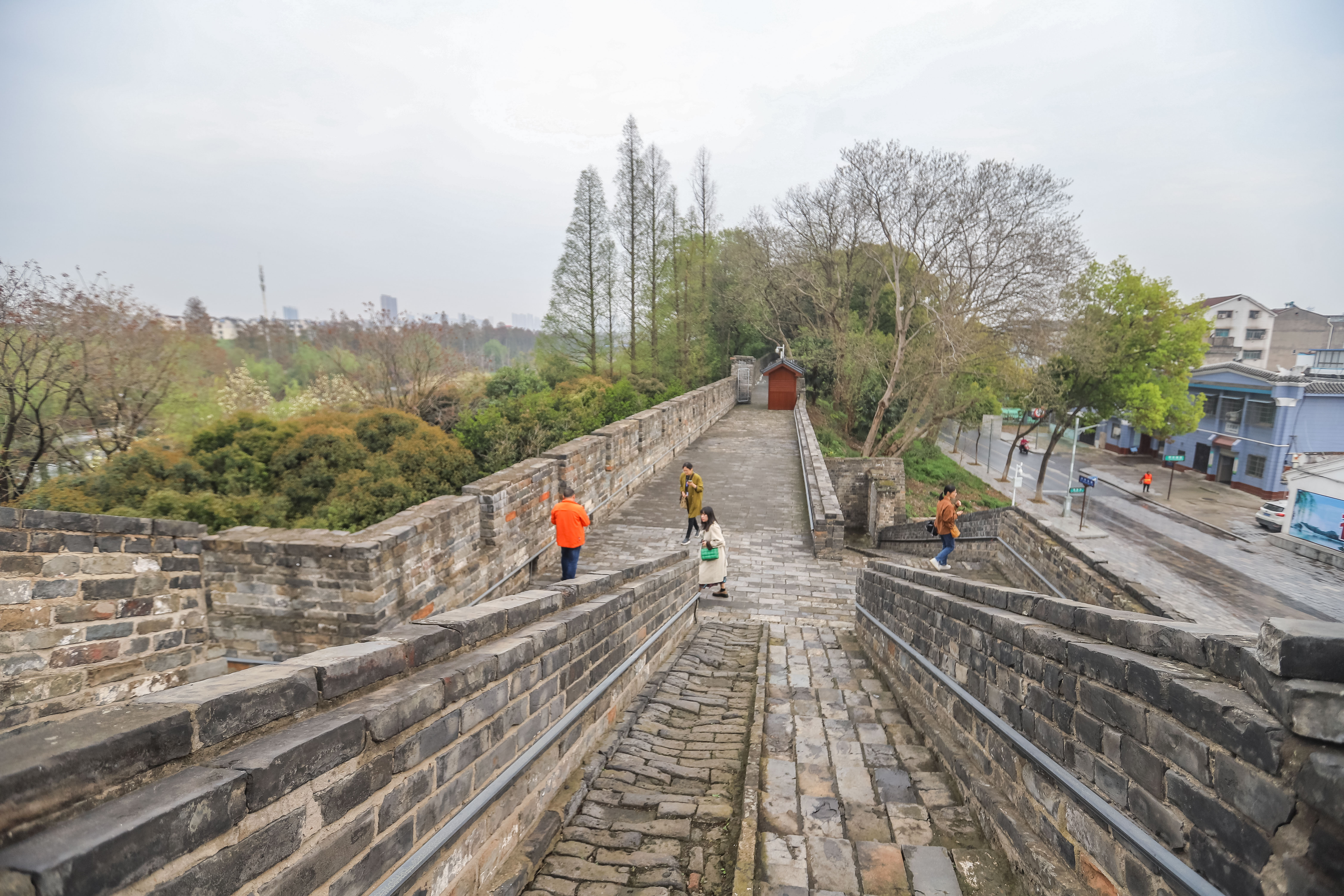 荆州古城墙的历史和照片,襄阳古城墙和荆州古城墙哪个完整