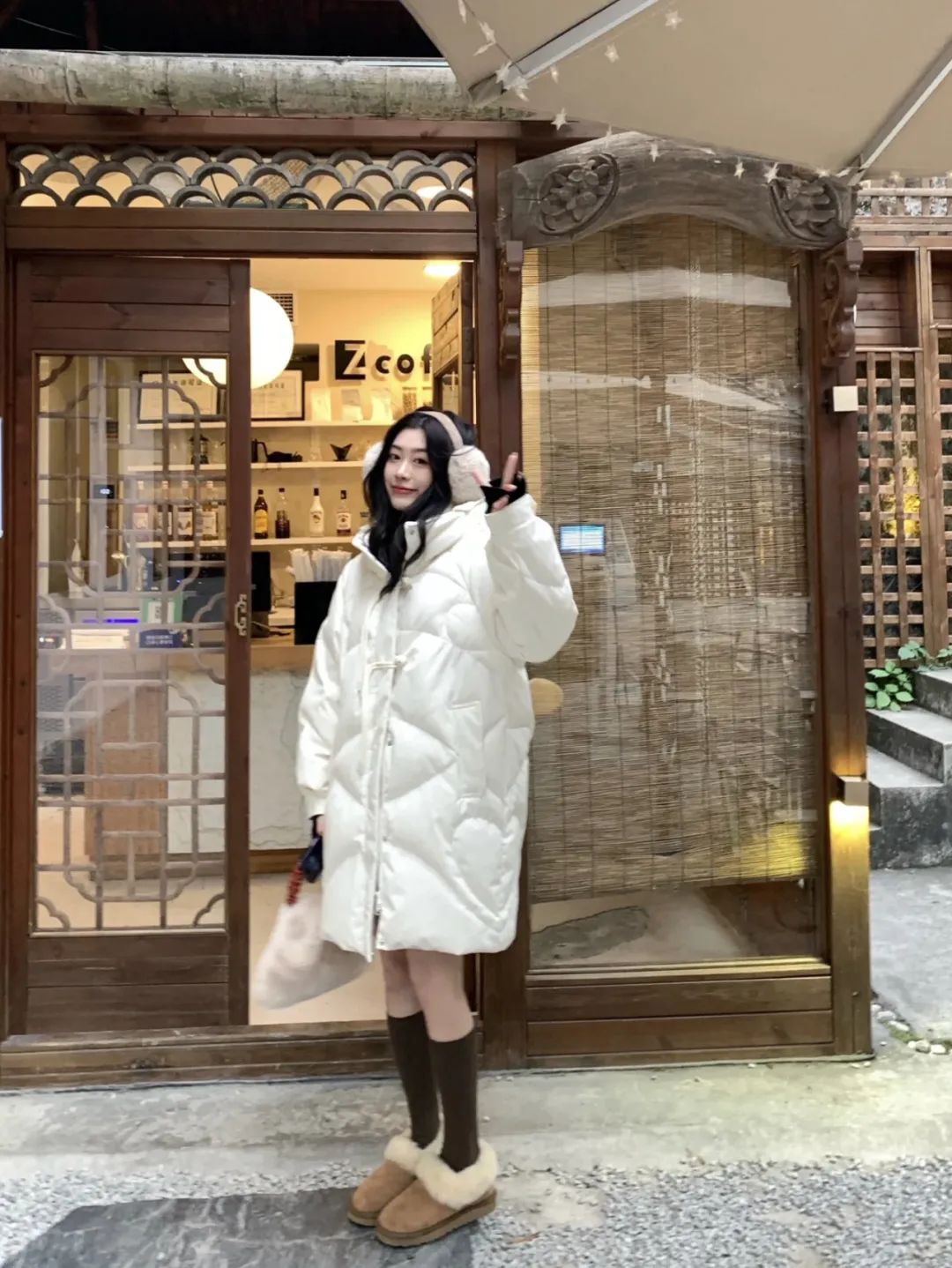 羽绒服卫衣裙搭配,今年流行穿搭羽绒服加什么靴子