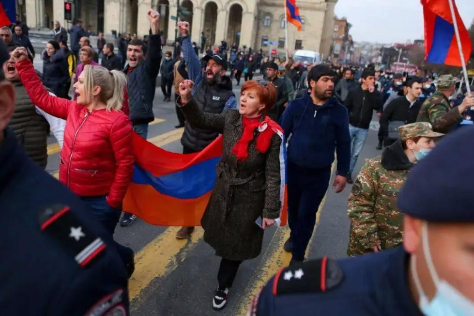 纳卡冲突中阿塞拜疆兵力,纳卡冲突和俄乌冲突对比