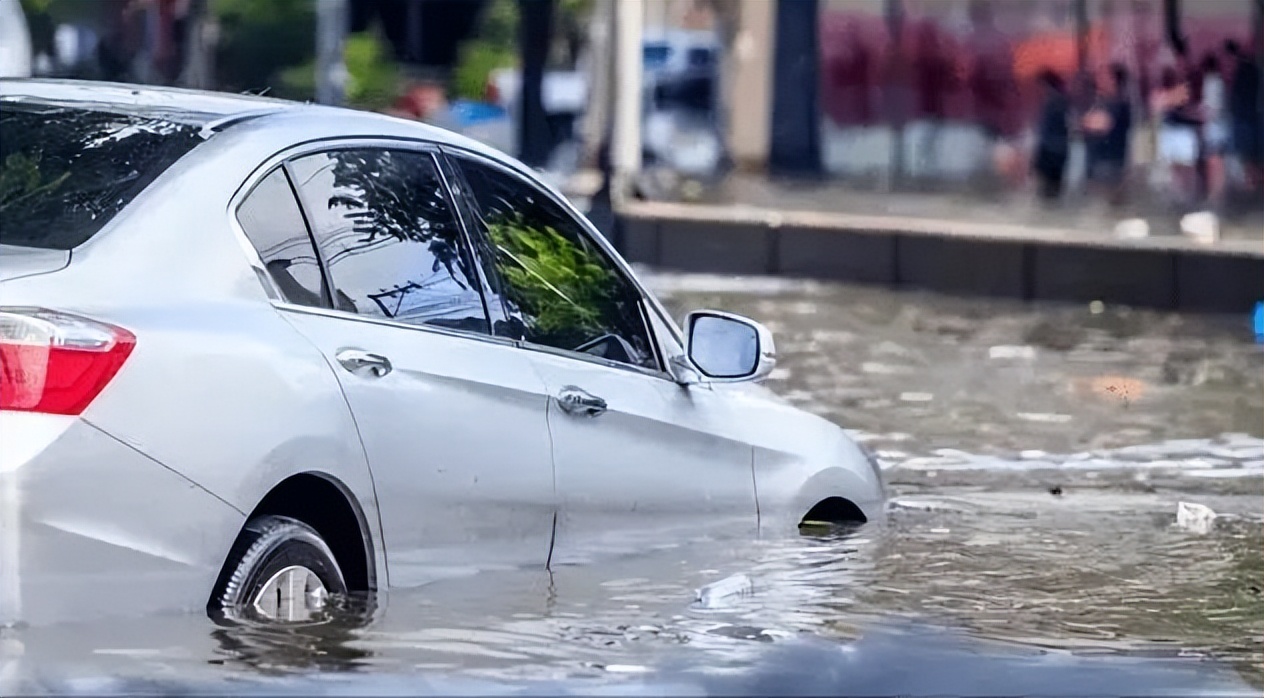 车泡水了找谁处理,汽车被水冲走怎么解决