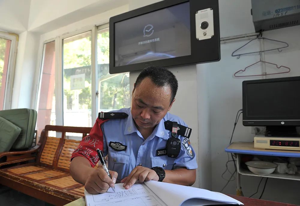 致敬交警烈日下的坚守作文,致敬烈日下的守卫人