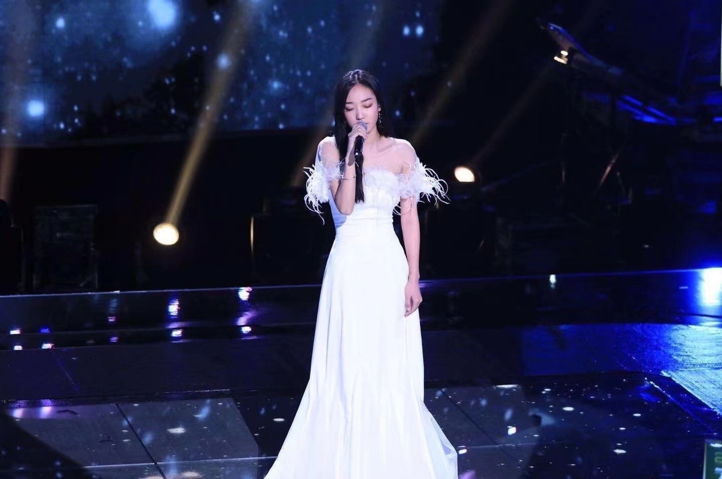 潘虹演戏都是一副强势的模样,潘虹老得优雅不做作