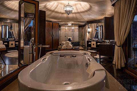 阿联酋丽思卡尔顿,阿联酋野奢帐篷