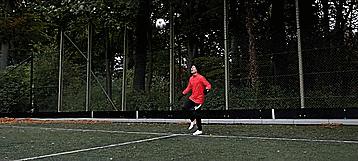 五个足球过人实用技巧,十大经典停球技巧