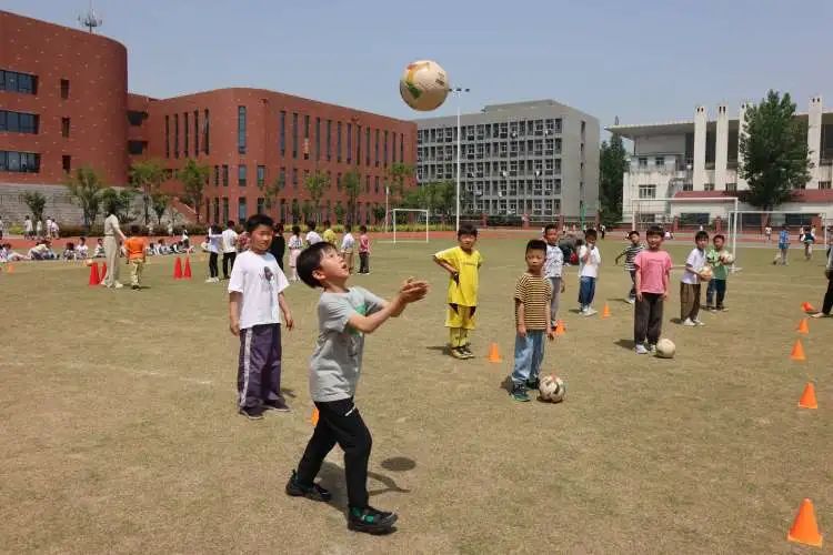 足球点燃梦想激情挥洒青春,小学校长杯足球赛的精彩瞬间