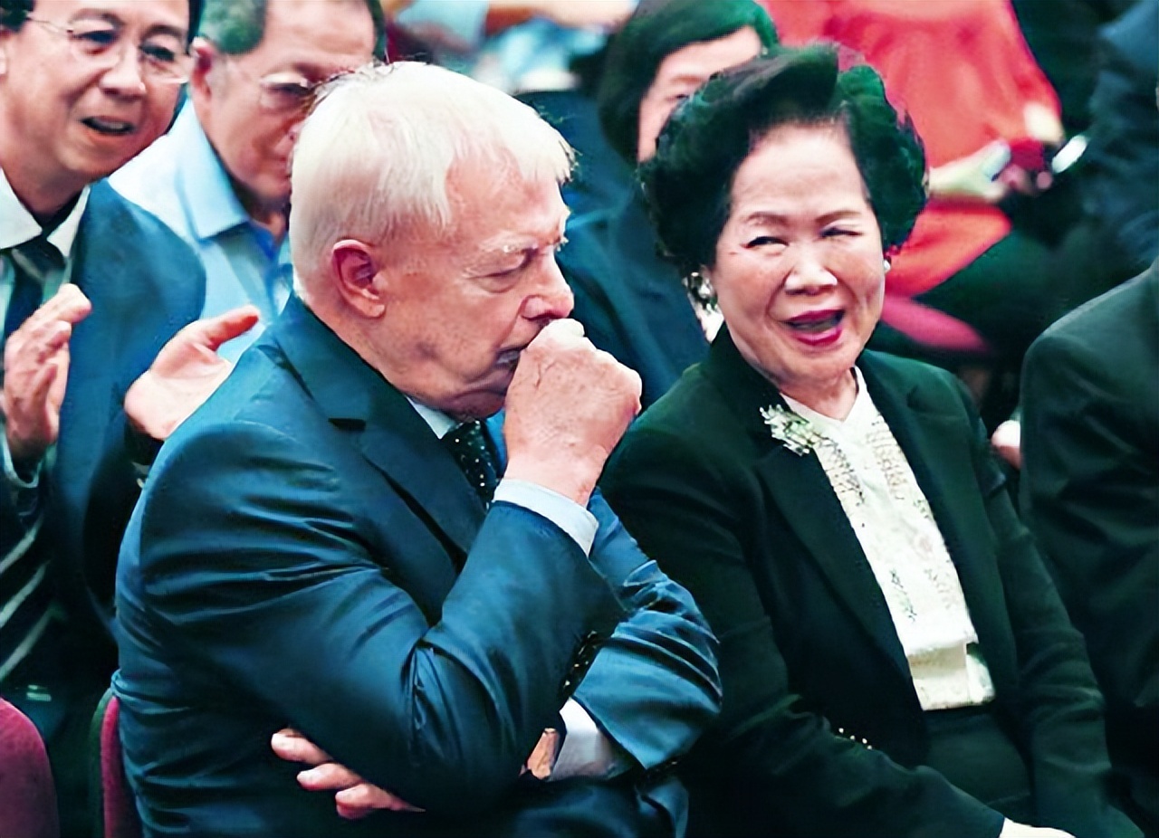 1997年香港回归场景：彭定康仰天含泪，“港督”女儿哭得难以自拔